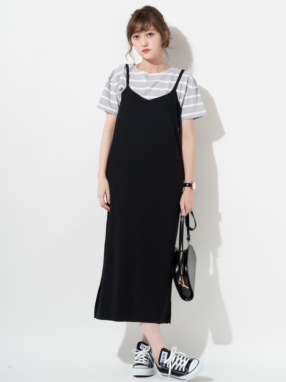 ブラック系のワンピース、グレー系のTシャツ/カットソー、その他のその他を着用したレディースの夏コーディネートの1枚目の写真