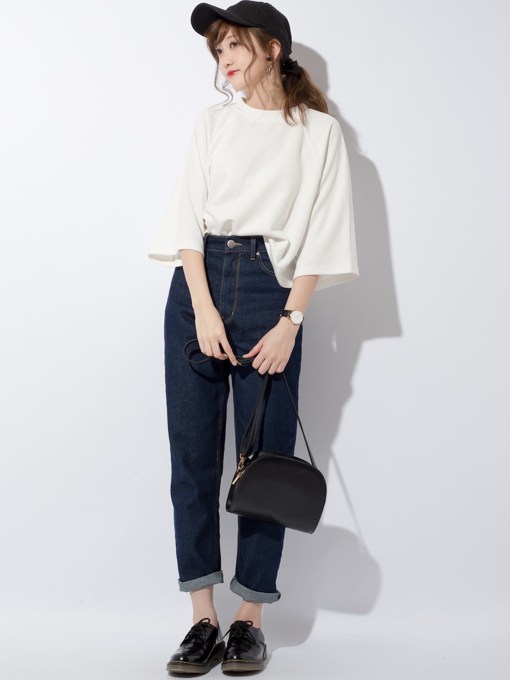 ブルー系のデニムパンツ、ブラック系のTシャツ/カットソー、その他のその他を着用したレディースの夏コーディネートの1枚目の写真