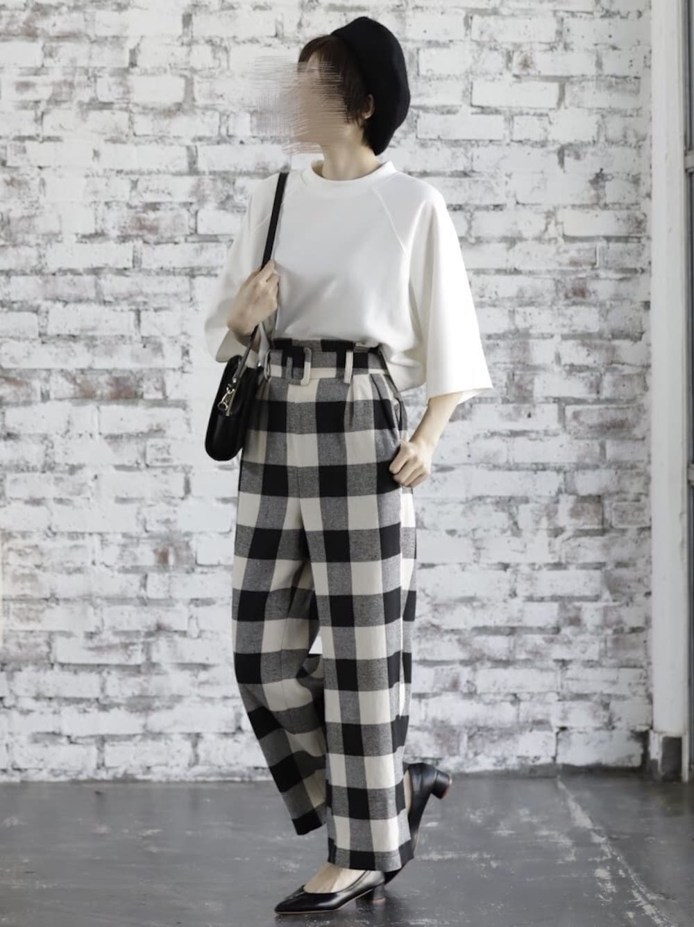 ブラック系のその他パンツ、ホワイト系のTシャツ/カットソー、その他のその他を着用したレディースの秋コーディネートの1枚目の写真