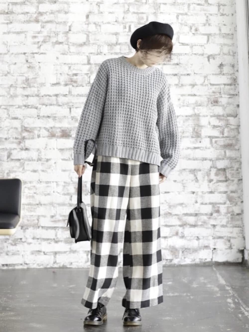 ブラック系のその他パンツ、ブラック系のショルダーバッグ、その他のその他を着用したレディースの秋コーディネートの1枚目の写真