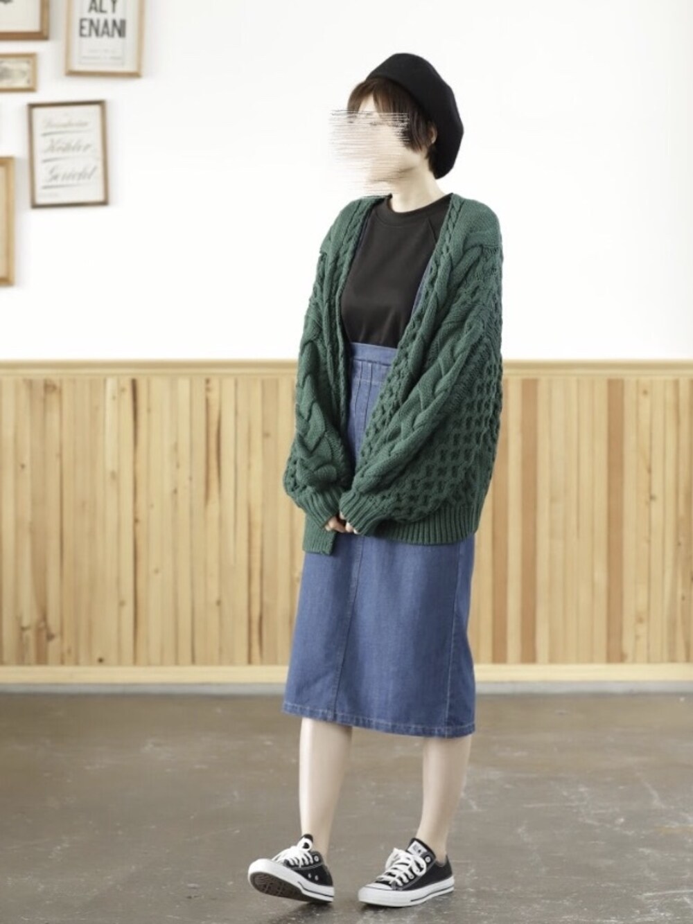 ベージュ系のカーディガン/ボレロ、ブラック系のTシャツ/カットソー、ブルー系のスカートを着用したレディースの秋コーディネートの1枚目の写真