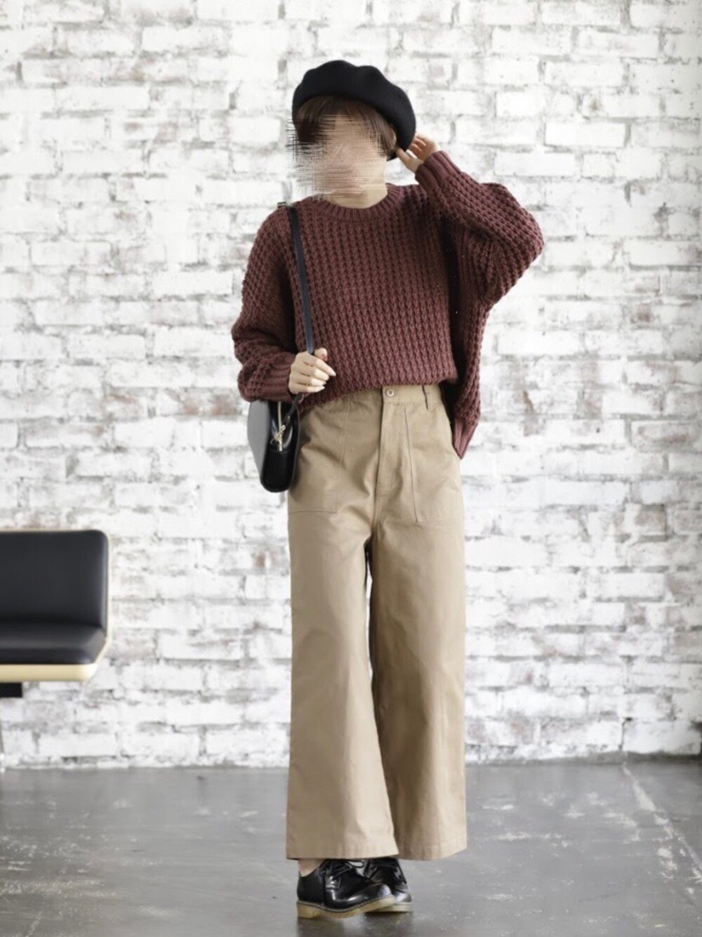 ベージュ系のニット/セーター、グリーン系のその他パンツ、その他のその他を着用したレディースの秋コーディネートの1枚目の写真