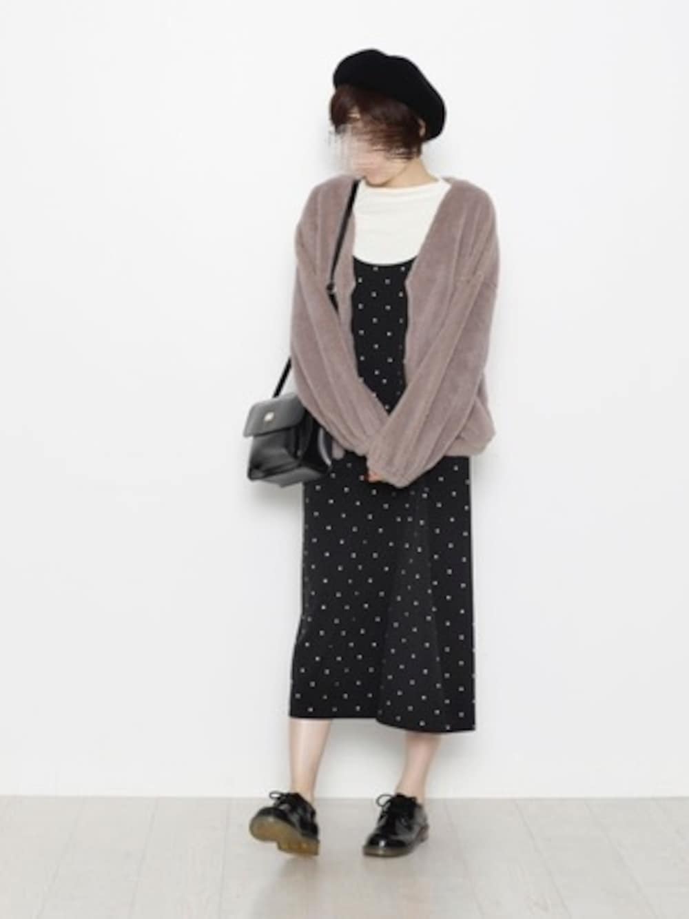 ブラウン系のブルゾン、グレー系のTシャツ/カットソー、その他のその他を着用したレディースの秋コーディネートの1枚目の写真