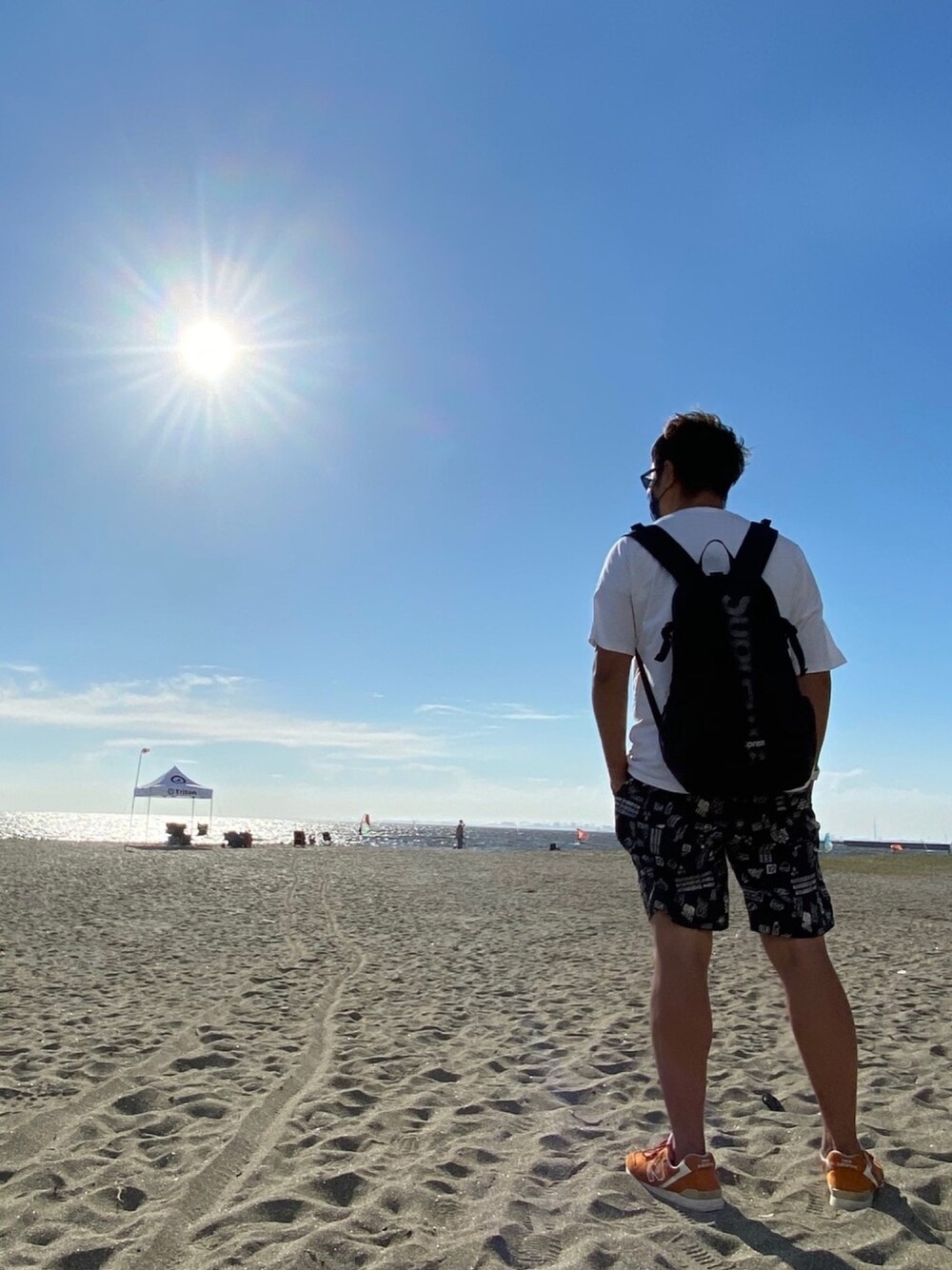 「海、海コーデ、夏コーデ、夏だ！Tシャツ着よう！、晴れ、NEWBALANCE、newbalance996」｜「NEW BALANCEのアイテム（その他パンツ、ブラック系）」を使った、たかふみさん（メンズ・182cm）の秋コーディネートの1枚目の写真