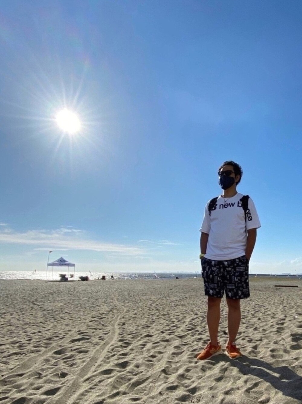 「海、海コーデ、晴れ、夏コーデ、夏だ！Tシャツ着よう！、NEWBALANCE、newbalance996」｜「NEW BALANCEの996 オレンジ！（スニーカー、オレンジ系）」を使った、たかふみさん（メンズ・182cm）の秋コーディネートの1枚目の写真