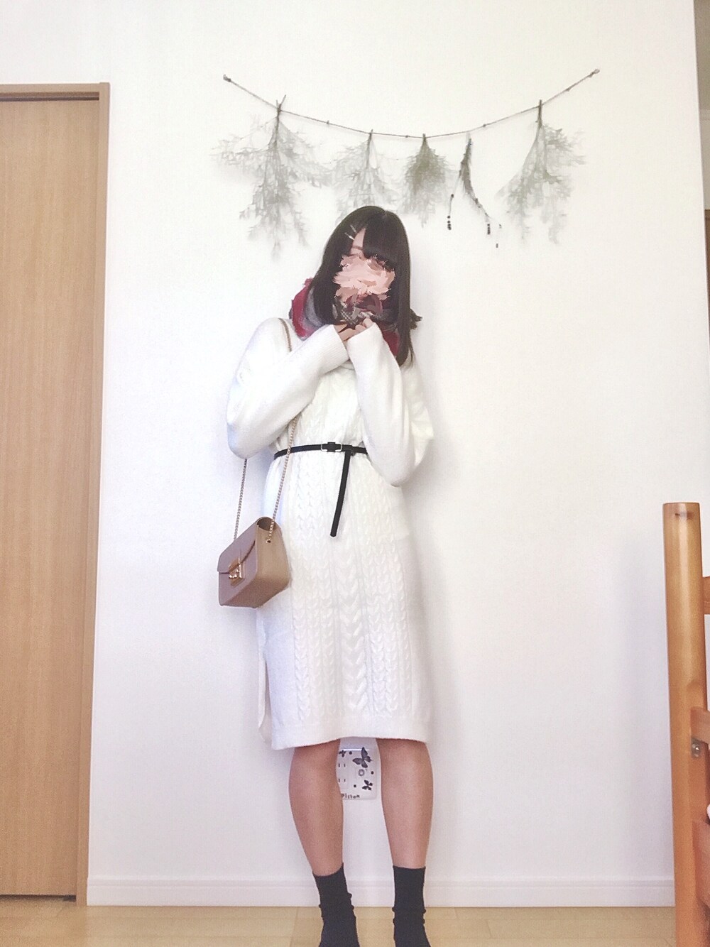 ホワイト系のワンピース/ドレス、ベージュ系のショルダーバッグ、ブラック系のブーツを着用したレディースの秋コーディネートの1枚目の写真