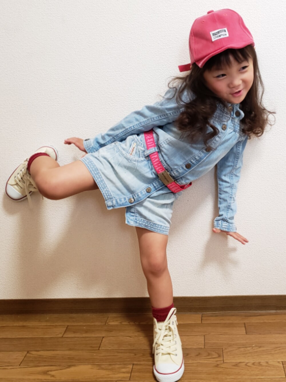 「GLOBAL WORKの【キッズ】ピグメントチビツバＣＡＰ/800676（キャップ、レッド系）」を使った、momoさん（キッズ・100cm）の秋コーディネートの1枚目の写真