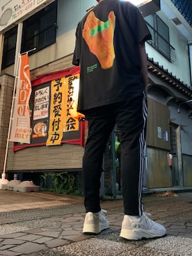 「off white（オフホワイト）のアイテム（Tシャツ/カットソー、ブラック系）」を使った、ラムネさん（メンズ・178cm）の夏コーディネート