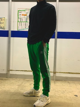 「adidas（アディダス）のADIDAS:SST TRACK PANTS（その他パンツ、グリーン系）」を使った、ラムネさん（メンズ・178cm）の秋コーディネート