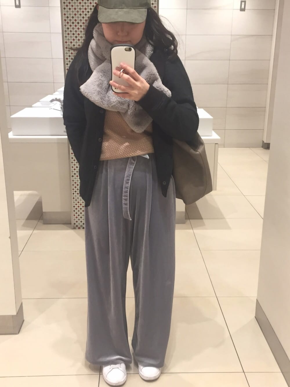 「春コーデ、ベロアワイドパンツ、GU、スタンスミス、スニーカー、セポ、ワイドパンツ、キャップ」｜「GUのアイテム（パンツ、グレー系）」を使った、ありちゃんさん（レディース・148cm）の春コーディネートの1枚目の写真