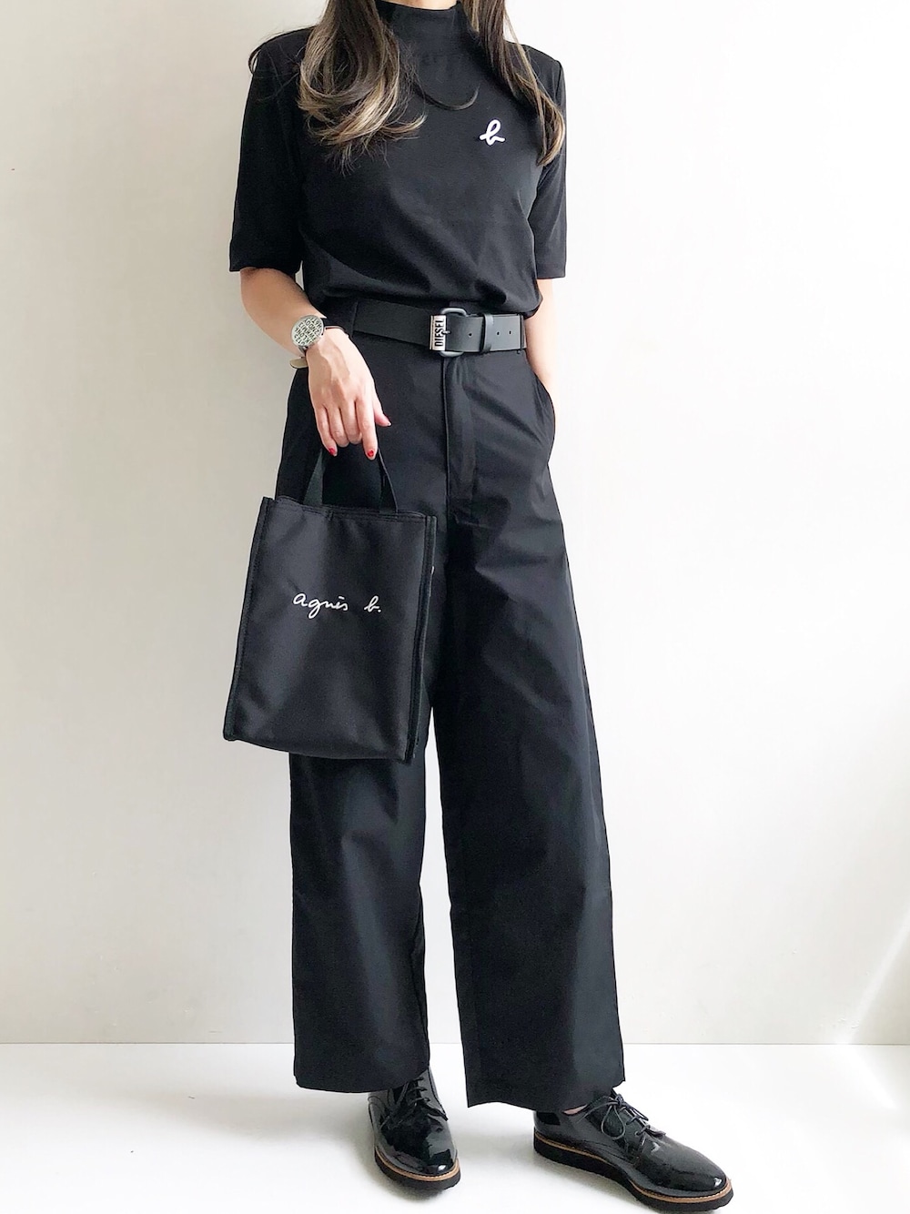 「カジュアルコーデ、夏、シンプルコーデ、ラフ、大人カジュアル、ブラック、オールブラック、ママコーデ、春夏コーデ、outfit」｜「coenのハイネックフライスプルオーバー（カットソー）（Tシャツ/カットソー、ブラック系）」を使った、Ayumiさん（レディース・157cm）の春コーディネートの1枚目の写真