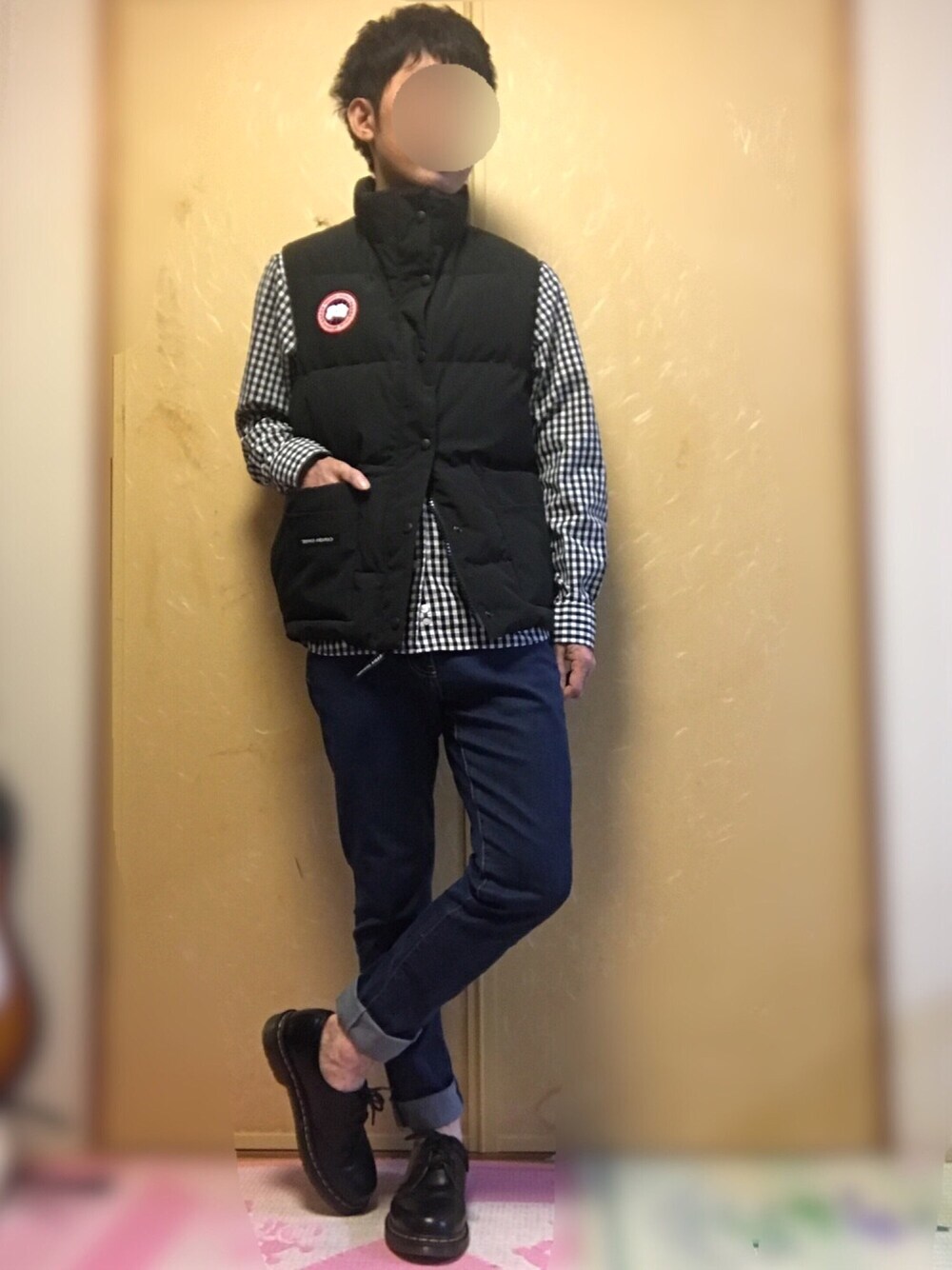 「ギンガムチェック、カナダグーす、CANADA GOOSE、春コーデ、きれいめカジュアル、デニムパンツ、ダウンベスト、ドクターマーチン、ロールアップ、大人カジュアル」｜「無印良品のアイテム（シャツ/ブラウス、グレー系）」を使った、shikataさん（メンズ・171cm）の春コーディネートの1枚目の写真