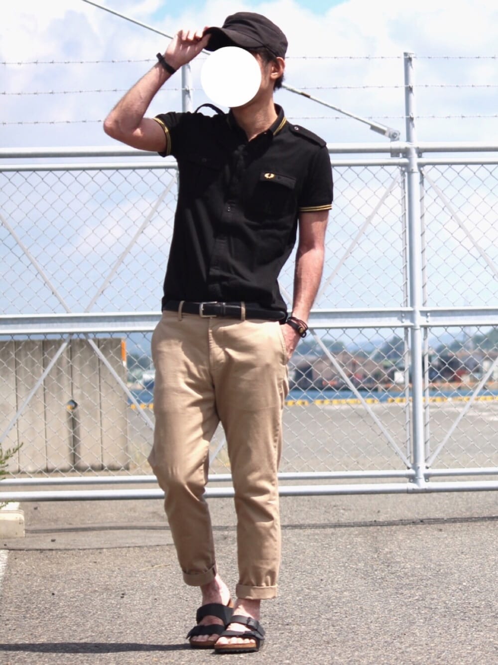 「夏コーデ、シンプル、summer、アンクルパンツ、ポロシャツ、FRED PERRY、ビルケンシュトック、アリゾナ、ワークキャップ、キャップ」｜「BIRKENSTOCKのBIRKENSTOCK ARIZONA（サンダル、ブラック系）」を使った、shikataさん（メンズ・170cm）の夏コーディネートの1枚目の写真