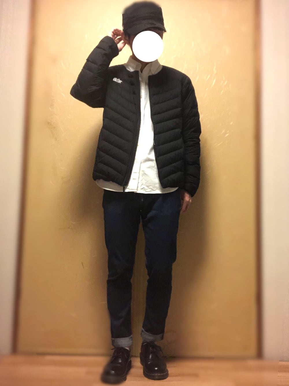 ブラック系のナイロンジャケットを着用したメンズの冬コーディネートの1枚目の写真