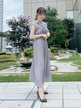 チュール刺繍×プリーツロングドレスを使った人気ファッション 