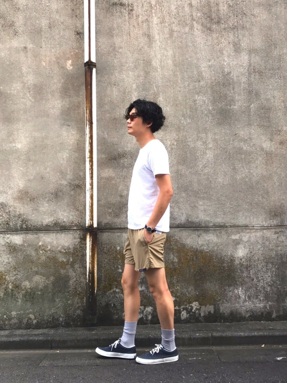 「converse、コンバース、スニーカー、THOUSAND MILE、Hanes、TIMEX、白Tシャツ、jimmy fairly、サングラス」｜「Jimmy Fairlyのパリのボンマルシェで購入。（サングラス、ブラウン系）」を使った、SASADYさん（メンズ・178cm）の秋コーディネートの1枚目の写真