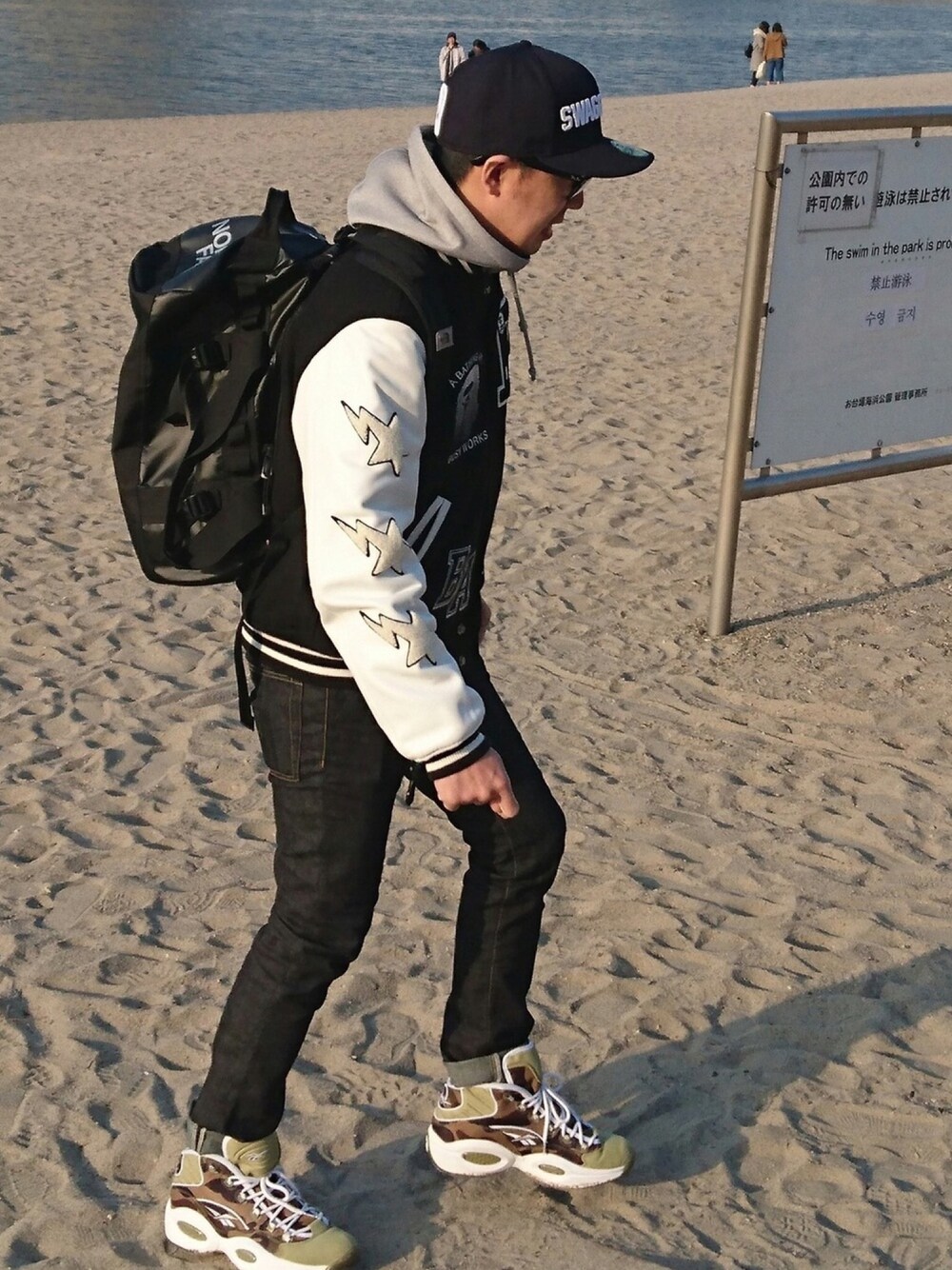 「SWAGGERのアイテム（キャップ、ブルー系）」を使った、植草ムノイズ達郎さん（メンズ・174cm）の春コーディネートの1枚目の写真