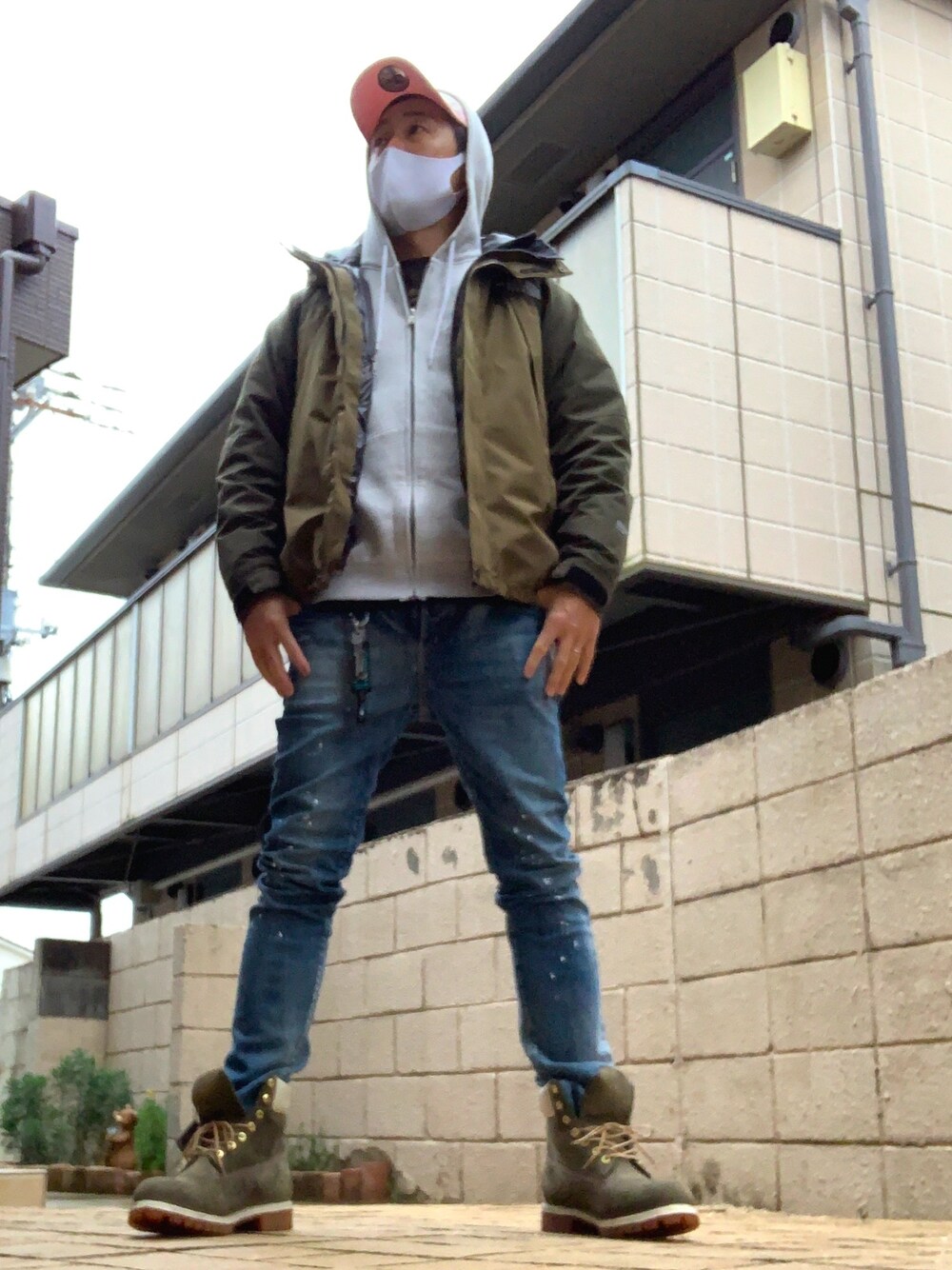 「NEW ERAのアイテム（キャップ、ピンク系）」を使った、植草ムノイズ達郎さん（メンズ・174cm）の春コーディネートの1枚目の写真