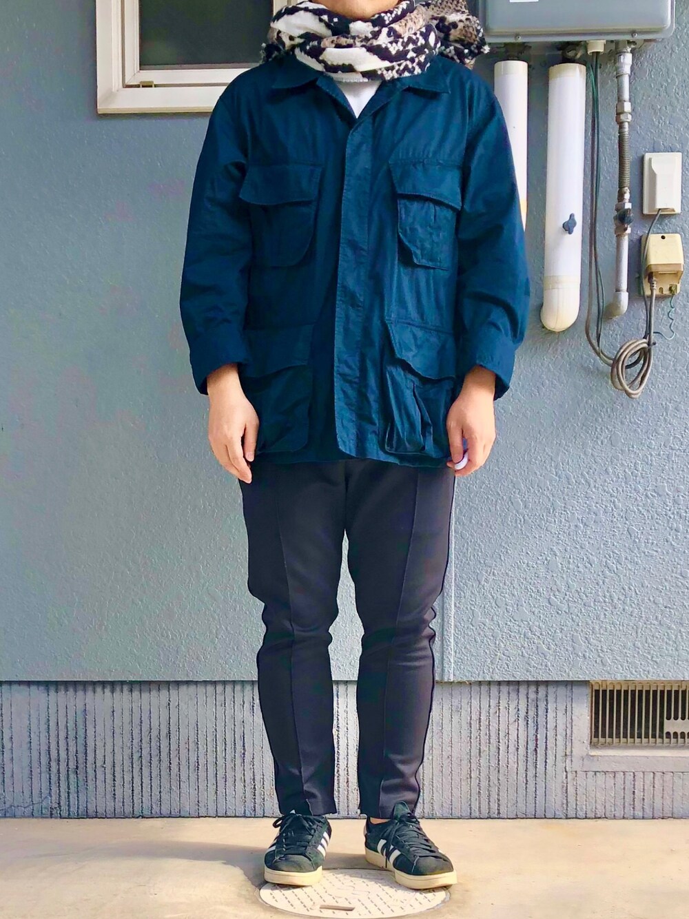 「シンプルコーデ、UNIQLO、UNIQLO U、スネーク柄、パイソン柄、adidas originals、ミリタリー、ミリタリージャケット、トラックパンツ、ジャージ」｜「UNIQLOのアイテム（ミリタリージャケット、ブルー系）」を使った、けいじみさん（メンズ・174cm）の秋コーディネートの1枚目の写真