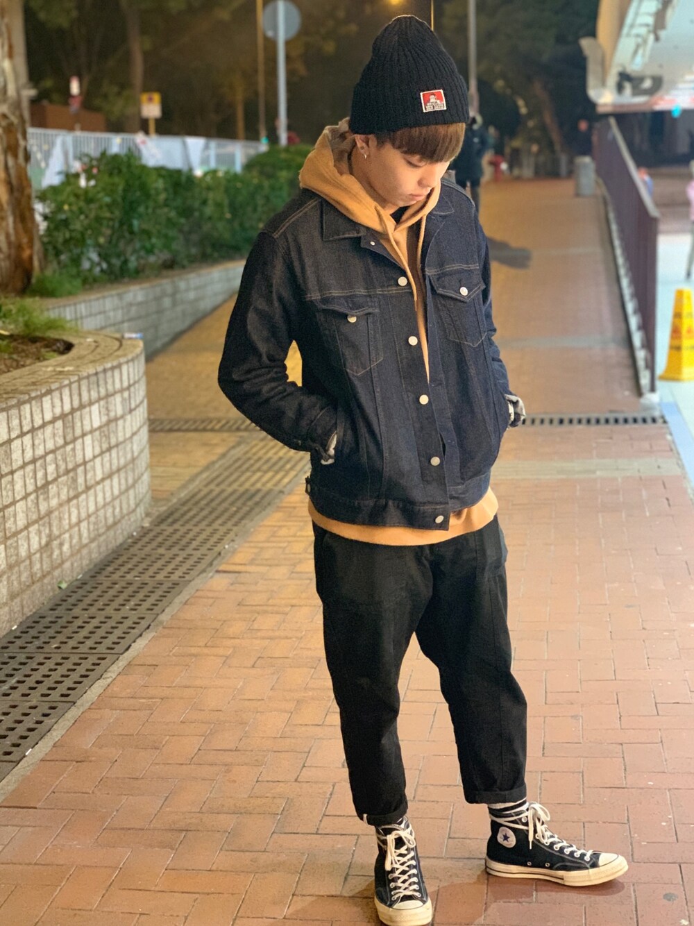 「BEN DAVISのアイテム（ニットキャップ/ビーニー、ブラック系）」を使った、Daren Chmさん（メンズ・176cm）の冬コーディネートの1枚目の写真