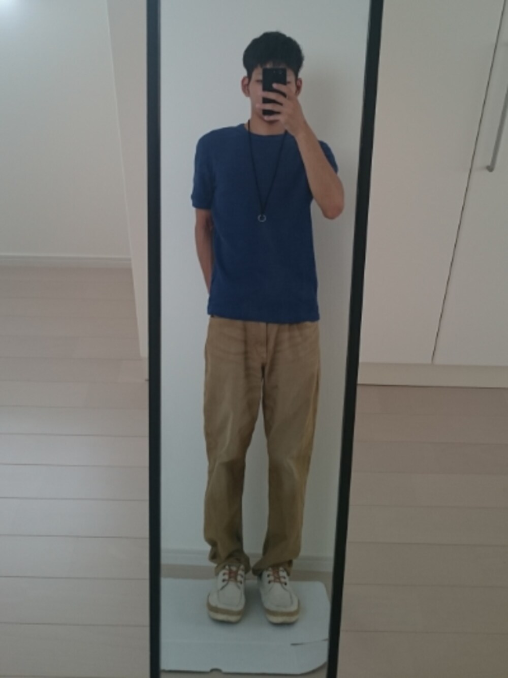 「夏のワントーンコーデ、シンプルコーデ、UNIQLO、ワッフルクルーネックＴ、ブルー、雨の日コーデ、EDWIN、チノパン、ベージュ、スニーカー」｜「EDWINのアイテム（チノパンツ、ベージュ系）」を使った、ポン太ろうさん（メンズ・165cm）の夏コーディネートの1枚目の写真