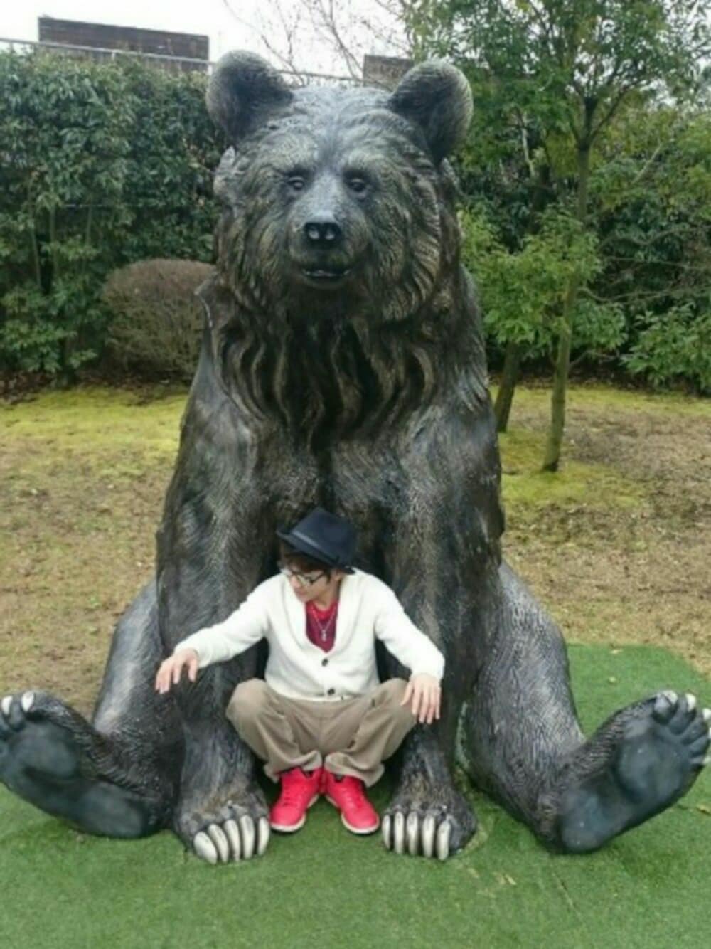「秋冬、ニット、ハイカットスニーカー、くまさん、お洒落さんとつながりたい、いいね、save、フォローお願いします🤑」｜「NIKEのアイテム（シューズ、レッド系）」を使った、ポン太ろうさん（メンズ・165cm）の秋コーディネートの1枚目の写真