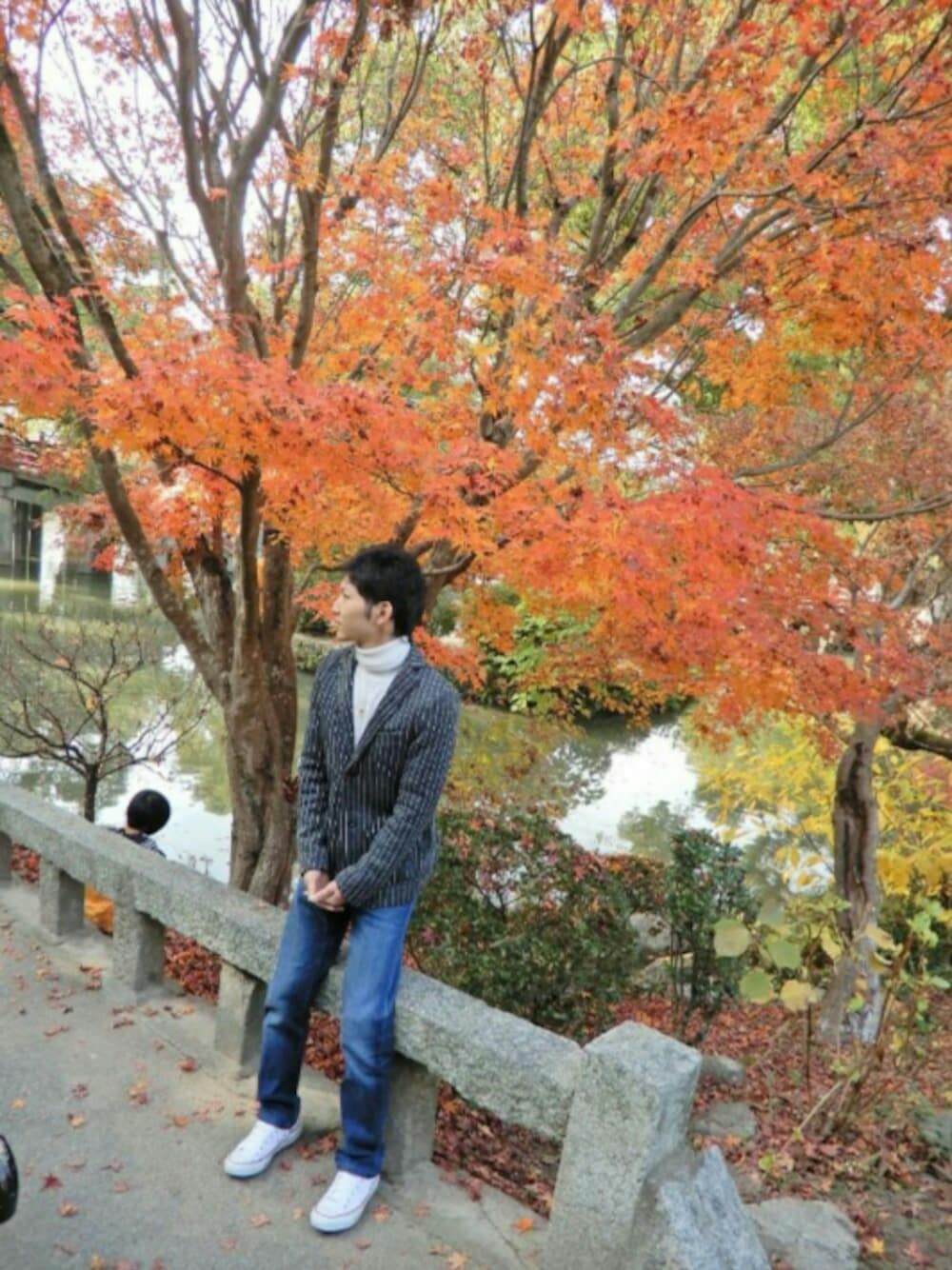 「アイラブCONVERSE、紅葉、神社、休日スタイル、めんべいソフトクリーム、2018マイベストコーデ」｜「UNIQLOのヒートテックスリムフィットジーンズ（デニムパンツ、ブルー系）」を使った、ポン太ろうさん（メンズ・165cm）の冬コーディネートの1枚目の写真