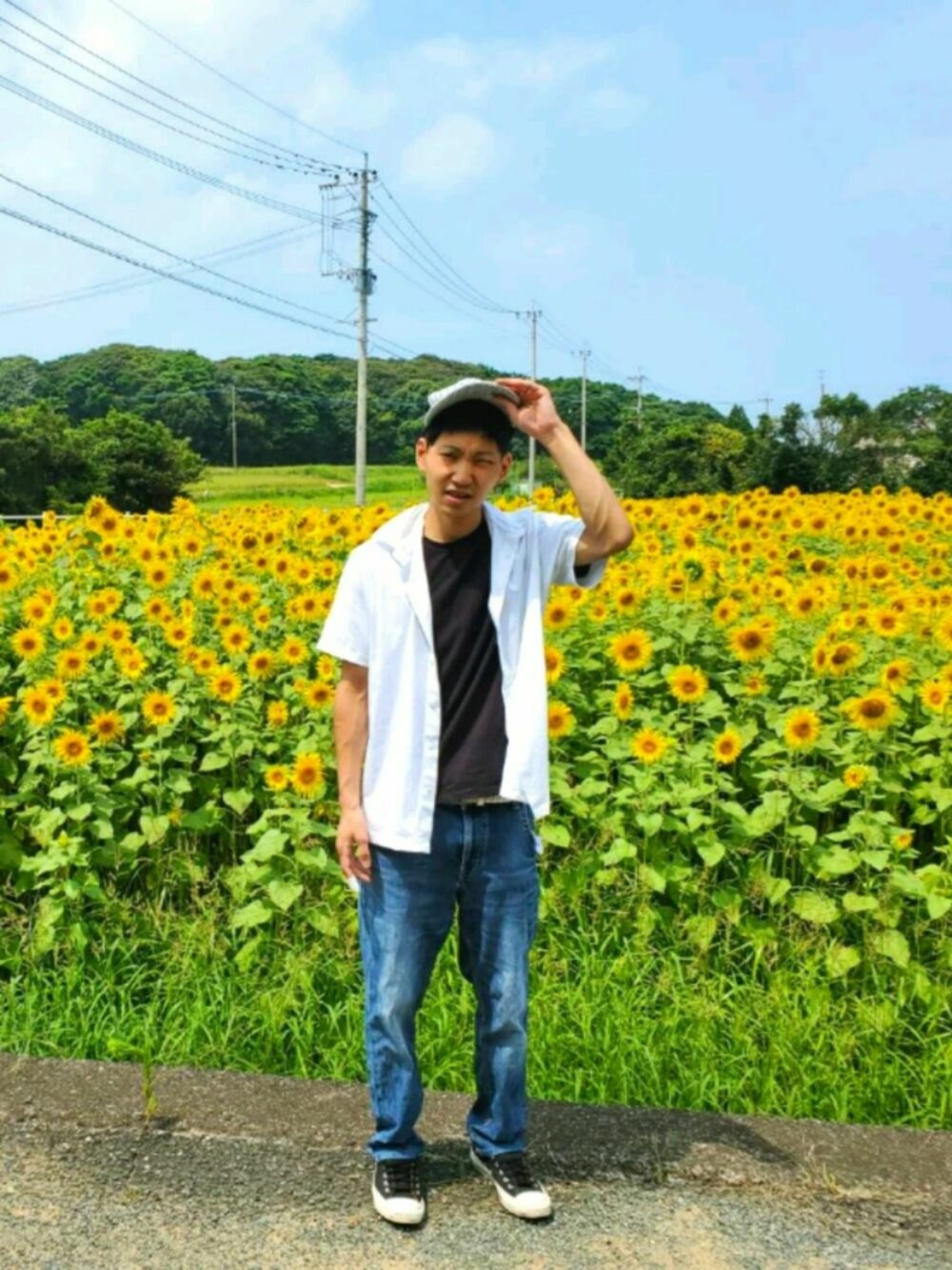 「夏コーデ、ひまわり、エアリズム、ユニクロ、シンプルスタイル、converse、まぶしい」｜「UNIQLOのスーピマコットンクルーネックT（半袖）（Tシャツ/カットソー、ブラック系）」を使った、ポン太ろうさん（メンズ・165cm）の夏コーディネートの1枚目の写真
