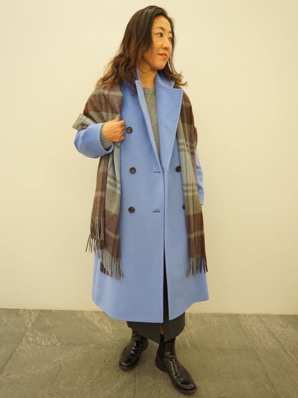「UNITED ARROWSのUBCB W テーラード ロングコート†（その他アウター、ブルー系）」を使った、UNITED ARROWS 新宿店 STAFF 01さん（レディース・157cm）の秋コーディネートの1枚目の写真