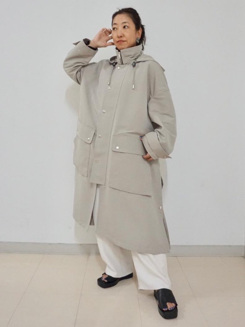 ホワイト系のサロペット/オーバーオール、ブラック系のニット/セーターを着用したレディースの春コーディネートの1枚目の写真