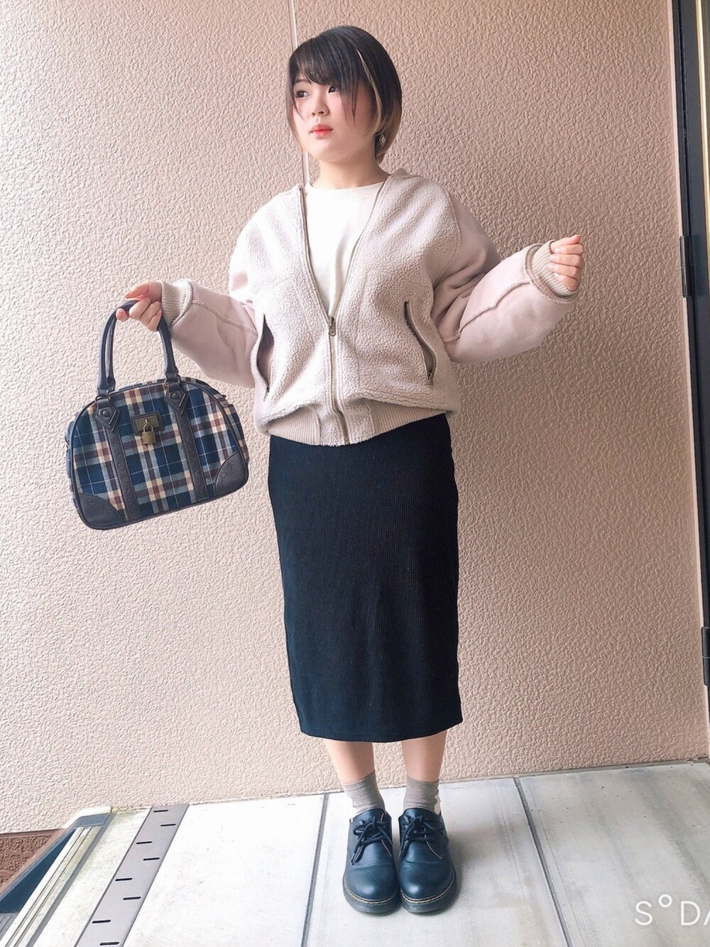 「タイトスカート、プチプラ、GU、もこもこ、ファー、モノトーン」｜「w closetのクルーネックファー袖プルオーバー（スウェット、ホワイト系）」を使った、maoさん（レディース・157cm）の冬コーディネートの1枚目の写真