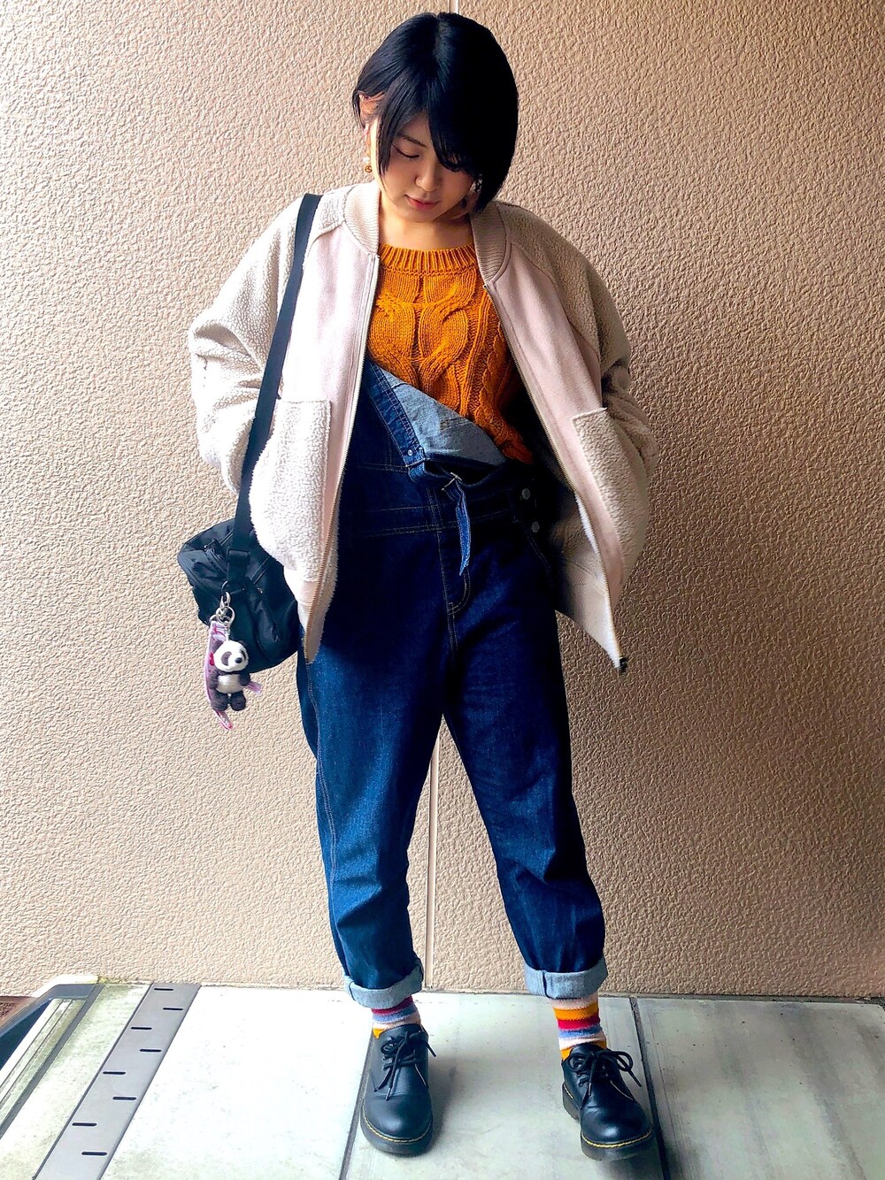 「大人カジュアル、サロペット、セーター、カラフル」｜「NICE CLAUPのアイテム（ニット/セーター、イエロー系）」を使った、maoさん（レディース・157cm）の冬コーディネートの1枚目の写真
