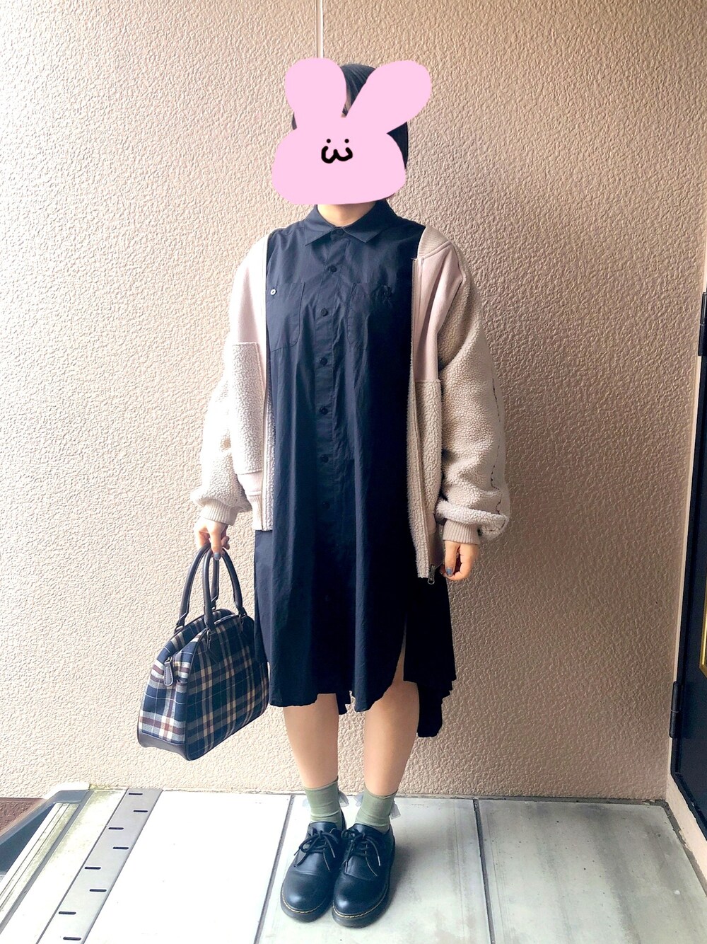 「春コーデ、黒ワンピース、Candy Stripper、シャツワンピ、雨の日」｜「Candy StripperのUNFOLD SHIRT ONE-PIECE（ワンピース、ブラック系）」を使った、maoさん（レディース・158cm）の春コーディネートの1枚目の写真