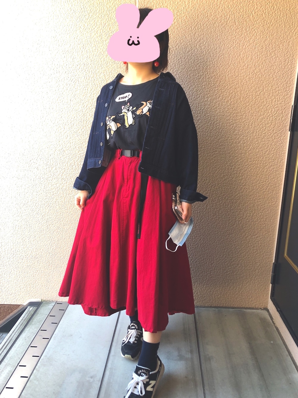 「赤、フレアスカート、チノスカート、Candy Stripper、カジュアル、ユニクロ、休日コーデ」｜「UNIQLOのアイテム（トップス、ブラック系）」を使った、maoさん（レディース・158cm）の春コーディネートの1枚目の写真