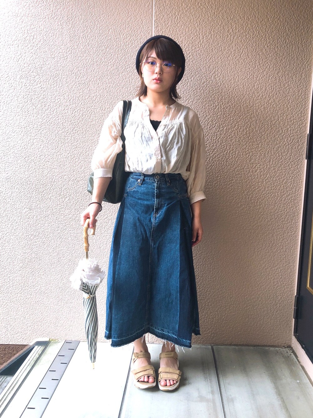「博物館コーデ、めがね、ジーンズスカート、大人カジュアル、骨格ストレート」｜「ehka sopoのアイテム（シャツ/ブラウス、ベージュ系）」を使った、maoさん（レディース・158cm）の夏コーディネートの1枚目の写真