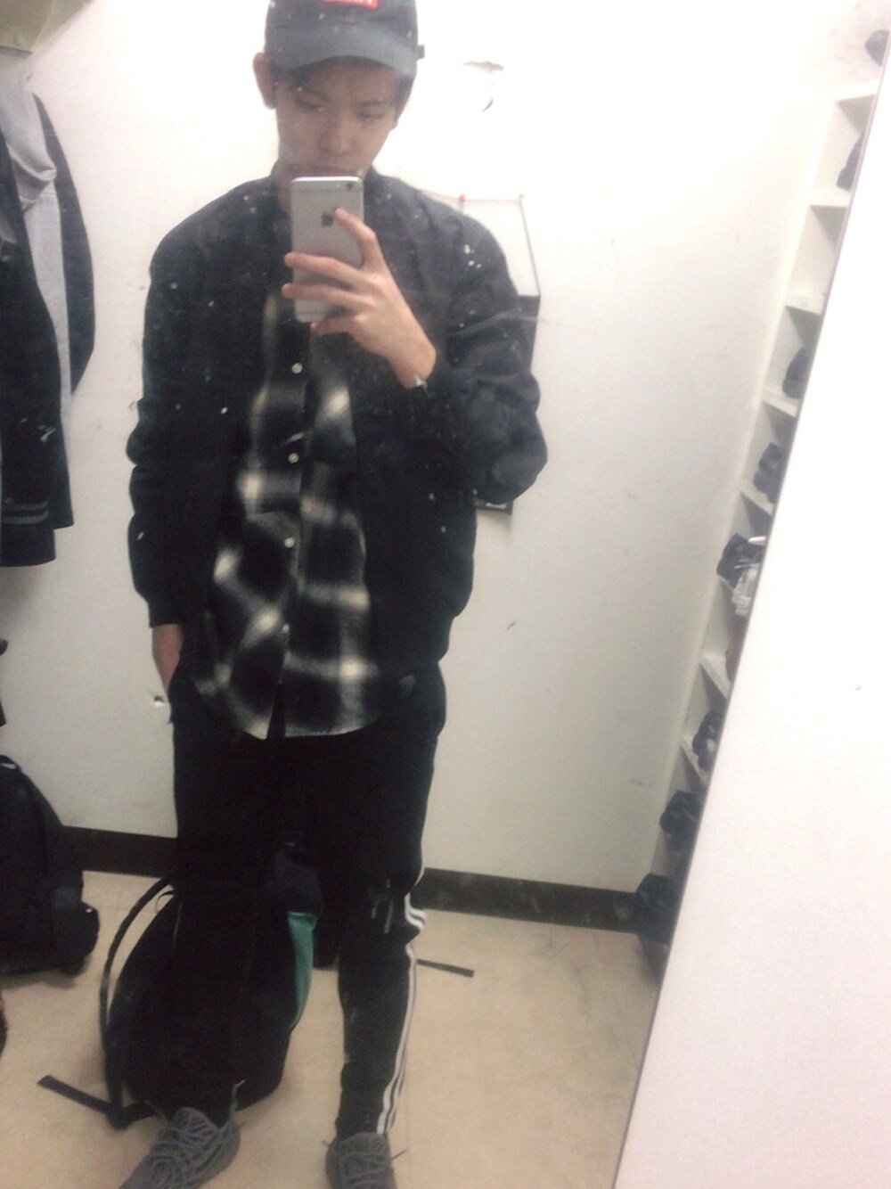 「おしゃれさんと繋がりたい、YeezyBoost350、トラックパンツ、STUDIOUS、VANQUISH、GUILD PRIME」｜「VANQUISHのブルゾン（ブルゾン、ブラック系）」を使った、としきさん（メンズ・180cm）の冬コーディネートの1枚目の写真