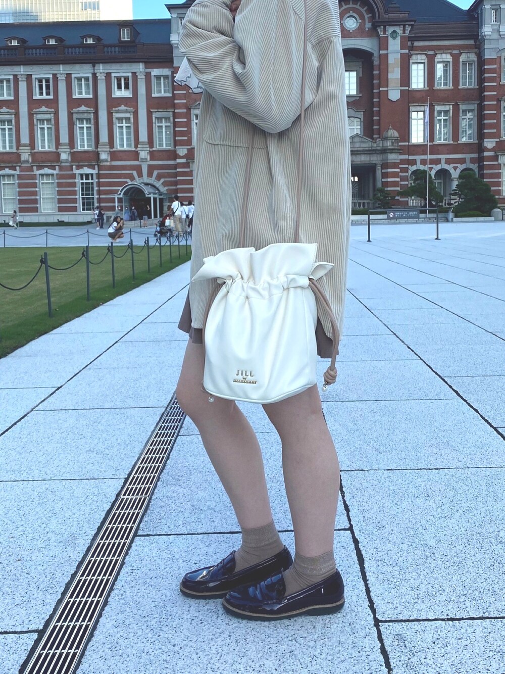 「東京、ベージュコーデ、ブラウン、身長低い、151cm」｜「JILL by JILL STUARTの◇キンチャクショルダー（ショルダーバッグ、ホワイト系）」を使った、mana✿さん（レディース・151cm）の秋コーディネートの1枚目の写真