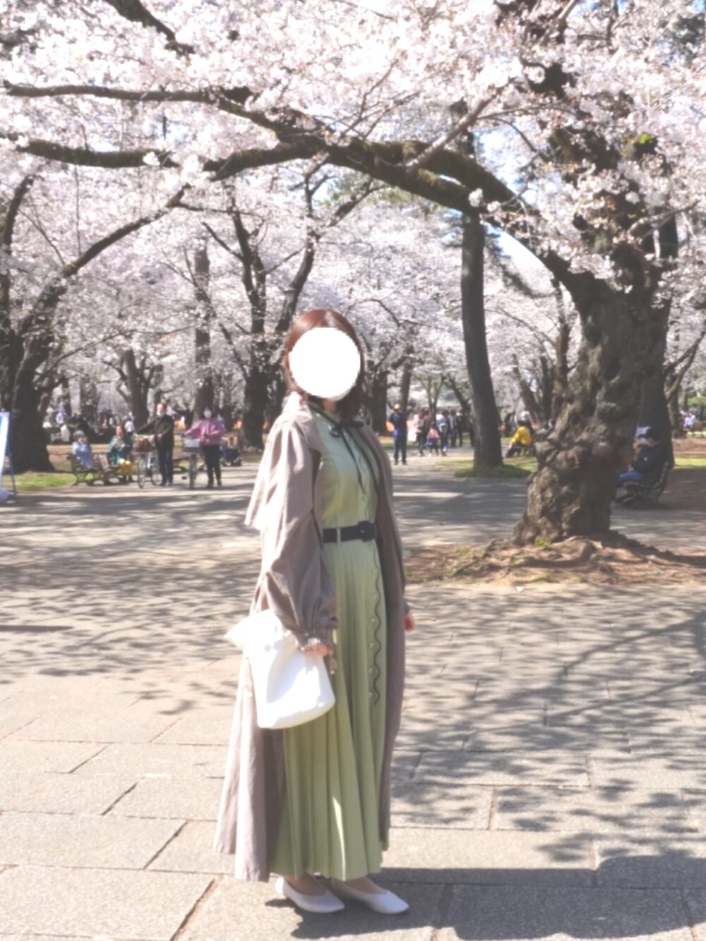 「151cm、低身長コーデ、お花見コーデ、ワンピース、トレンチコート、REDYAZEL(REDYAZEL)、ローリーズファーム(LOWRYS FARM)、春コーデ」｜「REDYAZELのスカラッププリーツワンピース（ワンピース、グリーン系）」を使った、mana✿さん（レディース・151cm）の春コーディネートの1枚目の写真