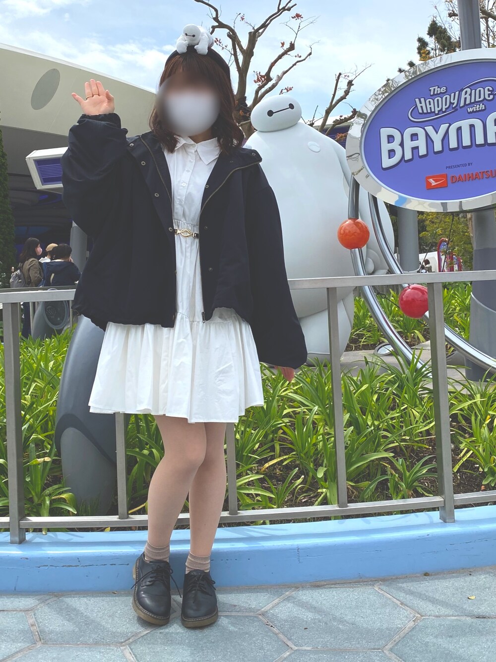 「151cmコーデ、151cm、低身長コーデ、ベイマックスコーデ、モノクロ、シャツワンピ、ティアードワンピース、マウンテンパーカー、ディズニーコーデ」｜「GRLのティアードボリュームシャツワンピース（シャツワンピース、ホワイト系）」を使った、mana✿さん（レディース・151cm）の春コーディネートの1枚目の写真