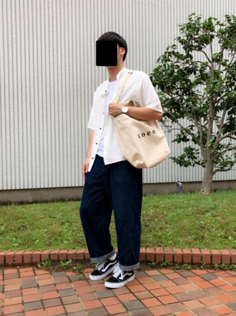 ホワイト系のシャツ/ブラウス、ホワイト系のTシャツ/カットソー、ブルー系のデニムパンツを着用したメンズの夏コーディネートの1枚目の写真