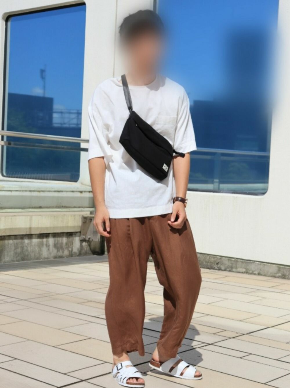 ホワイト系のTシャツ/カットソー、ブラウン系のパンツ、ブラック系のショルダーバッグを着用したメンズの夏コーディネートの1枚目の写真