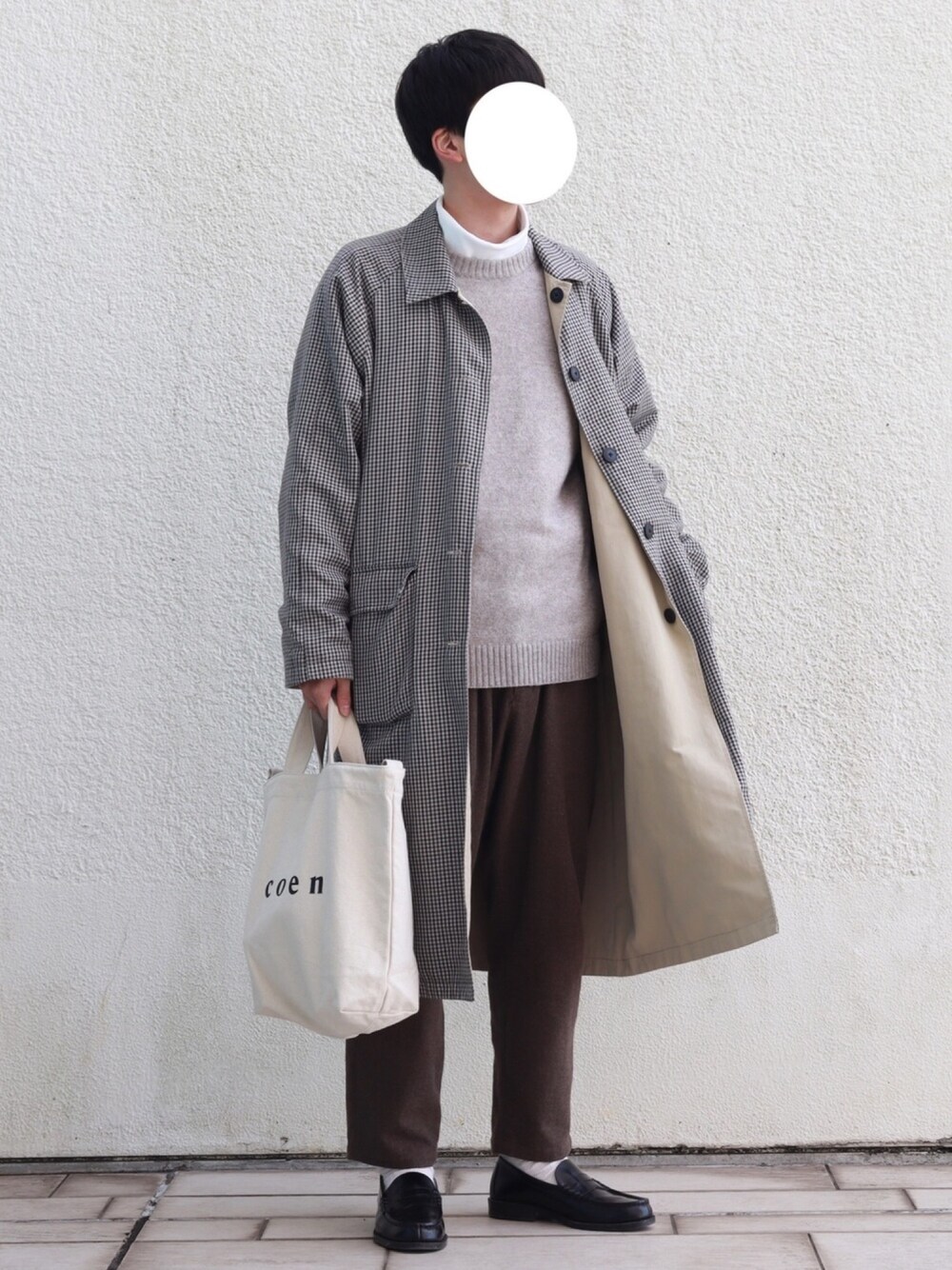 ベージュ系のその他アウター、ベージュ系のニット/セーター、ベージュ系のその他パンツを着用したメンズの冬コーディネートの1枚目の写真