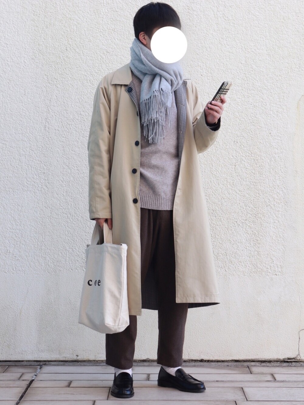 ベージュ系のその他アウター、ベージュ系のニット/セーター、ベージュ系のその他パンツを着用したメンズの冬コーディネートの1枚目の写真