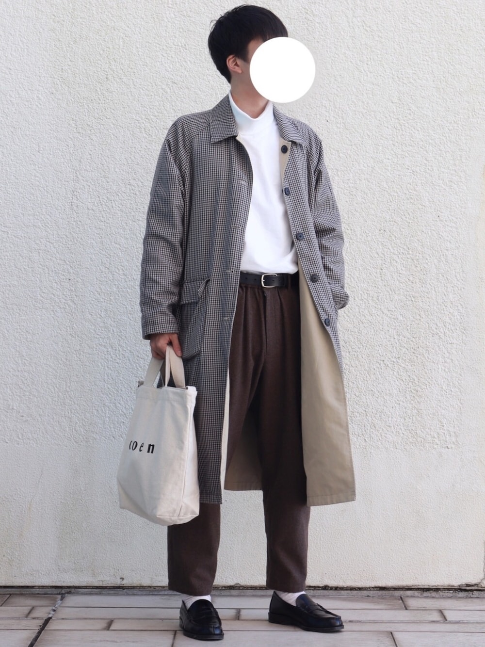 ベージュ系のその他アウター、ホワイト系のTシャツ/カットソー、ベージュ系のその他パンツを着用したメンズの冬コーディネートの1枚目の写真