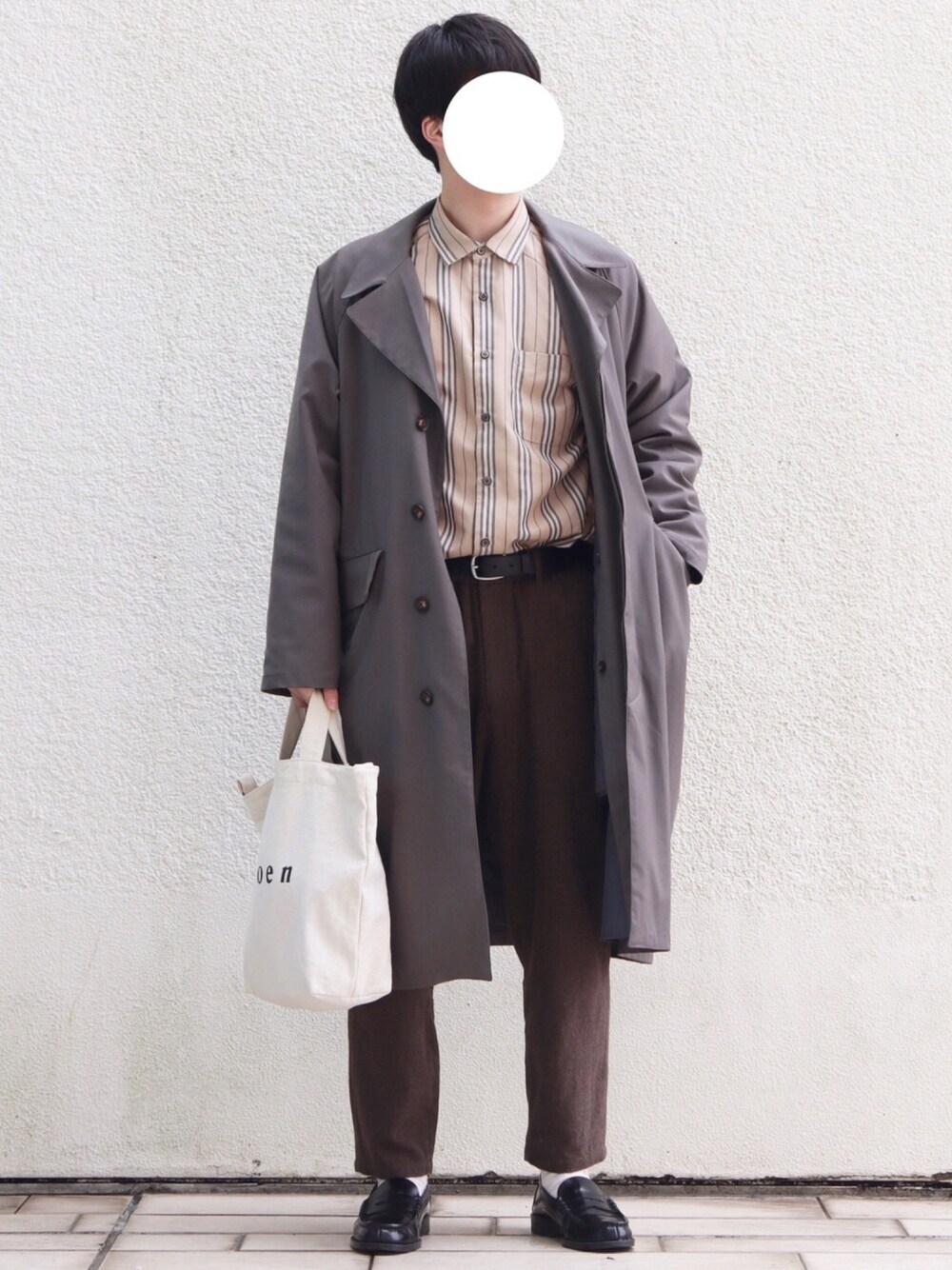 グレー系のチェスターコート、ベージュ系のシャツ/ブラウス、ベージュ系のその他パンツを着用したメンズの冬コーディネートの1枚目の写真