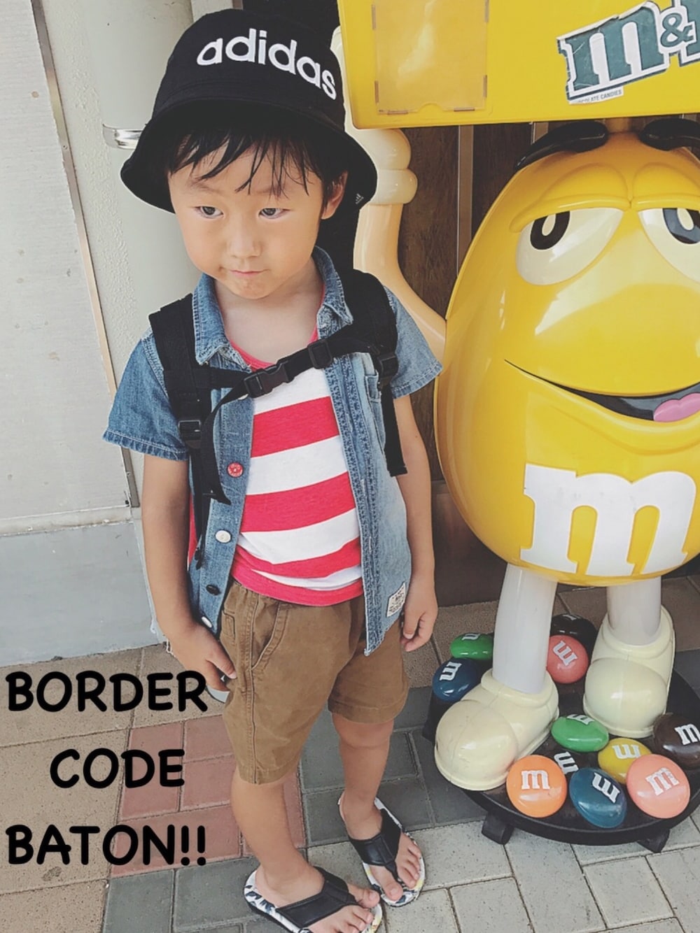 ブルー系のシャツ/ブラウス、ブラウン系のその他パンツ、グリーン系のサンダルを着用したキッズの夏コーディネートの1枚目の写真
