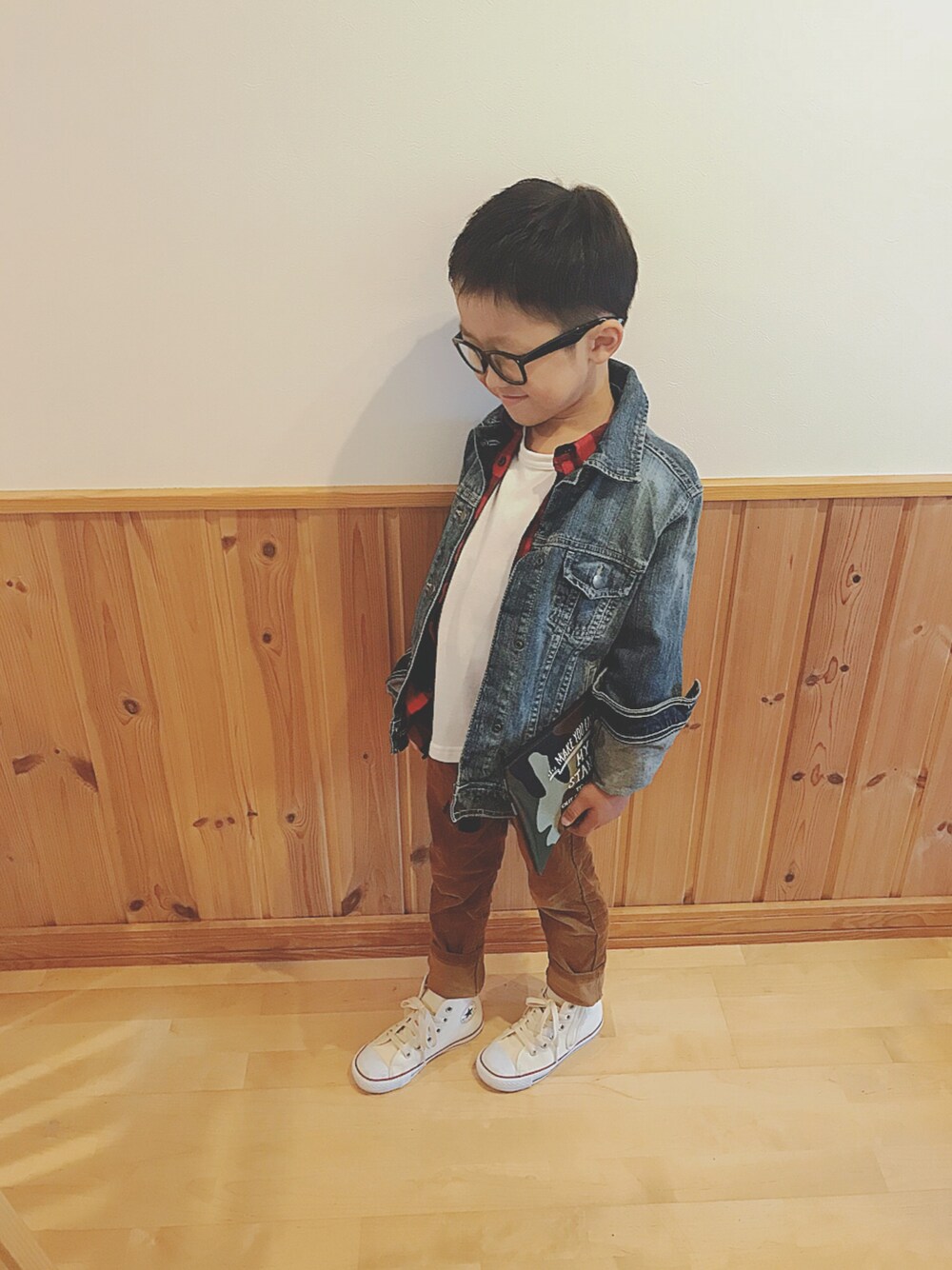 「キッズコーデ、男の子、ユニクロ、コンバース、メガネ男子、赤チェック、5歳、Gジャン、GAP、シンプル」｜「GAPのアイテム（デニムジャケット、ブルー系）」を使った、コタ＋☻さん（キッズ・120cm）の秋コーディネートの1枚目の写真