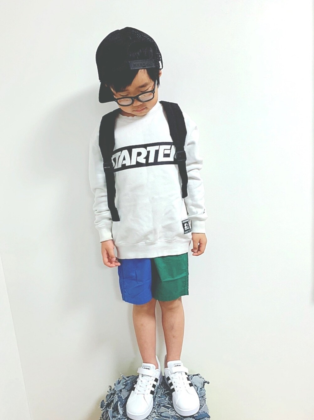 ホワイト系のスウェット、その他のその他パンツ、ホワイト系のスニーカーを着用したキッズの春コーディネートの1枚目の写真