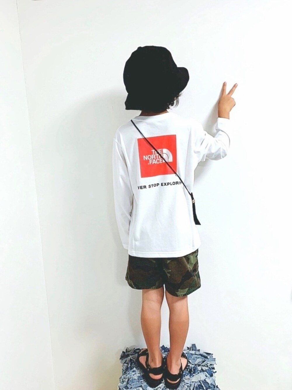 ホワイト系のTシャツ/カットソー、グリーン系のパンツ、ブラック系のハットを着用したキッズの夏コーディネートの1枚目の写真