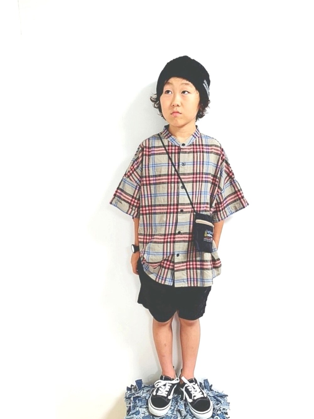 ベージュ系のシャツ/ブラウス、ブラック系のショルダーバッグ、ブラック系のその他パンツを着用したキッズの夏コーディネートの1枚目の写真